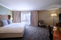 Delta Hotels by Marriott Liverpool City Centreにあるベッド