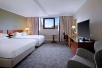 Delta Hotels by Marriott Liverpool City Centreにあるベッド