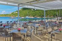 un ristorante sulla spiaggia con tavoli e sedie di The Westin St. John Resort Villas a Saint John