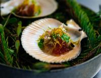 Un tazón de comida con una concha con salsa. en Hótel Húsafell, en Húsafell