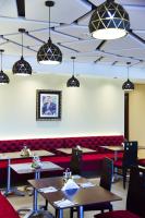 丹吉尔MIRANDA HOTEL - Tanger的用餐室配有桌椅和吊灯