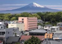 富士市にあるホテル24IN富士山の建物のある街の山の景色