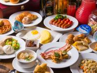 uma mesa cheia de pratos de comida com alimentos para o café da manhã em Sheraton Taoyuan Hotel em Dayuan