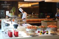 um chef de cozinha a preparar comida em Sheraton Taoyuan Hotel em Dayuan