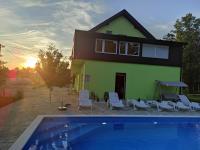 Bazén v ubytovaní Lika Relax and Party House with sauna, jacuzzi and outdoor heated swimming pool alebo v jeho blízkosti