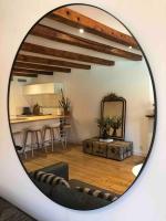 ein Spiegel mit einem Wohnzimmer mit einem Tisch und einer Küche in der Unterkunft Situation exceptionnelle entre lac et rue piétonne in Annecy