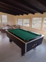 Biliardový stôl v ubytovaní Lika Relax and Party House with sauna, jacuzzi and outdoor heated swimming pool