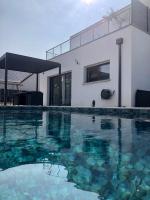 Bazén v ubytovaní Maison contemporaine en plein cœur de la Touraine alebo v jeho blízkosti