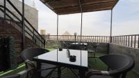 un tavolo e sedie su un balcone con finestre di pyramids tower view inn a Nazlat as Sammān