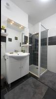 a white bathroom with a shower and a sink at Chez Pasqua ! Appartement spacieux avec terrasse 2 chambres 6 couchages en Rooftop in LʼÎle-Rousse