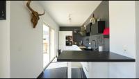 a kitchen with a black counter top in a room at Chez Pasqua ! Appartement spacieux avec terrasse 2 chambres 6 couchages en Rooftop in LʼÎle-Rousse