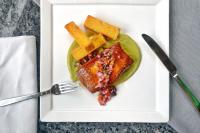 ベルビューにあるシアトル マリオット ベルビューの食べ物とフォークが載った皿