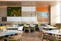 uma sala de jantar com mesas e cadeiras em Home2 Suites by Hilton Beijing Shunyi em Shunyi