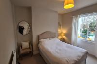 Postel nebo postele na pokoji v ubytování Cheltenham Townhouse - 3/4 bed