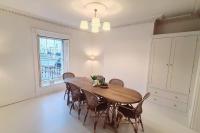 Posezení v ubytování Cheltenham Townhouse - 3/4 bed