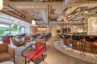 um restaurante com cadeiras e mesas e um bar em the Arca em Hong Kong