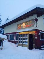 Weinzeit Chalet في كونيغشليتن: مبنى به علامة لمتجر للنبيذ