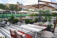 um pátio com mesas e cadeiras e um comboio em the Arca em Hong Kong