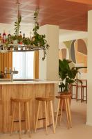 Una cocina con una barra con taburetes y un fregadero. en OKKO Hotels Paris Rosa Parks, en París