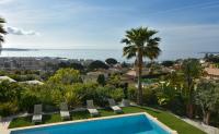 a villa with a swimming pool and a view of the city at Séjour de Luxe à Golfe Juan, 15 mn de Cannes in Vallauris