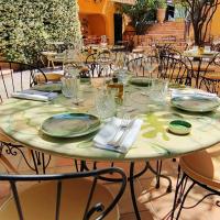 una mesa con platos y vasos encima en Hôtel La Pérouse Nice Baie des Anges, en Niza