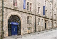 エディンバラにあるa&amp;o Edinburgh Cityの青い扉のあるレンガ造りの建物