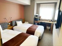 a hotel room with two beds and a window at HOTEL SUI AKASAKA by ABEST in Tokyo