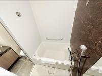 a bathroom with a bath tub in a room at HOTEL SUI AKASAKA by ABEST in Tokyo