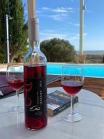 Nápoje v ubytovaní La Casa del Vino, Lichtdurchflutete Villa mit Pool, atemberaubender Meerblick