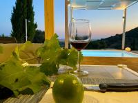 Bazén v ubytovaní La Casa del Vino, Lichtdurchflutete Villa mit Pool, atemberaubender Meerblick alebo v jeho blízkosti