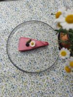 Un plato de vidrio con un objeto rosa sobre una mesa con flores. en Kyrkjestølen B&B, en Tyinkrysset