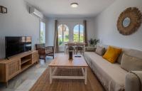 Televízia a/alebo spoločenská miestnosť v ubytovaní Apartamento de la Bahía 33