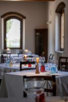 Hotel Airone في Piadena: مطعم به عدة طاولات عليها كؤوس نبيذ