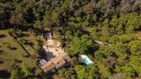 una vista aérea de una casa en el bosque en Superbe Mas Authentique du Luberon Courroussouvo, en Oppède