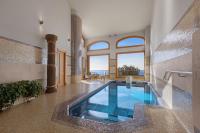 Bazén v ubytování Villa Luna Suites nebo v jeho okolí