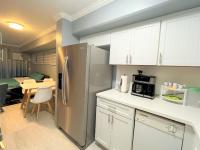 Waikiki Condo 2 Bedrooms 2 Bathrooms with 1 free parking spaceにあるキッチンまたは簡易キッチン