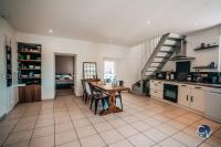 Kuchnia lub aneks kuchenny w obiekcie Maison de village cosy avec terrasse privée