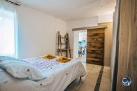 Łóżko lub łóżka w pokoju w obiekcie Maison de village cosy avec terrasse privée