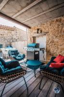 Część wypoczynkowa w obiekcie Maison de village cosy avec terrasse privée