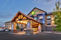 Un hotel con un cartel en la entrada. en Holiday Inn Express and Suites Helena by IHG, en Helena