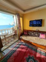 Postel nebo postele na pokoji v ubytování Panorama Apartment with a charming sea view near Alexandria and Burg ElArab Intl Airport with Free wifi شقة باطلالة ساحرة على البحر اول الساحل الشمالي