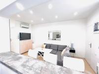 Televízia a/alebo spoločenská miestnosť v ubytovaní 1 Bedroom flat with Balcony Cannes Center Croisette 6ppl