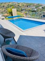 Bazén v ubytování Villa Atlantic Charm nebo v jeho okolí