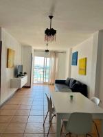 TV a/nebo společenská místnost v ubytování By The Sea Apartment Corralejo