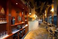 um restaurante com um bar e algumas mesas e cadeiras em The Mission Inn Hotel and Spa em Riverside