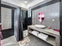 Serenity Boutique Suitesにあるバスルーム