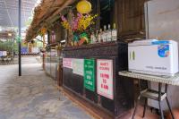 Una tienda con un mostrador con bebidas. en Bavi Homestead, en Ba Vì