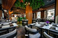 Un restaurante con mesas y sillas y un bar. en THE NEST HOTEL, en Estambul