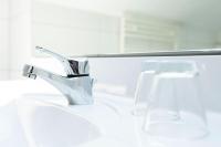 a chrome bathroom sink faucet in front of a mirror at Ringhotel Schlossberg in Neustadt