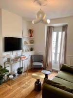 a living room with a couch and a tv at Paris Home in Boulogne-Billancourt